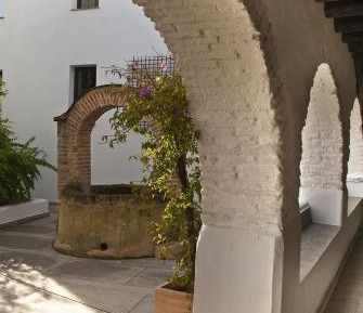 Claustro Room