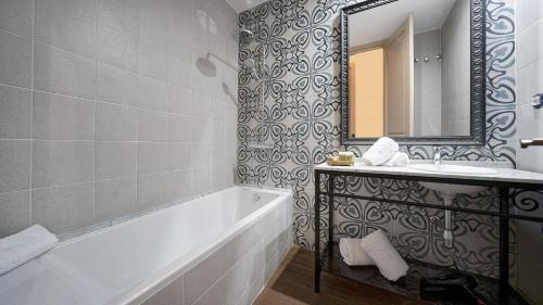 Superior Deluxe Double or Twin Room 