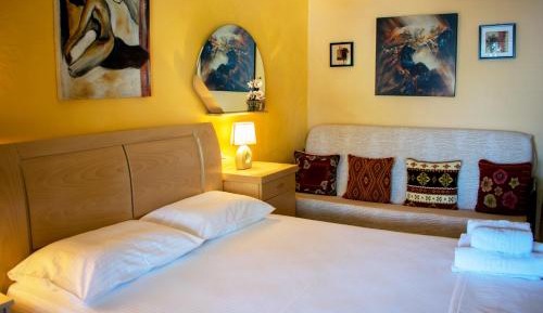 Two-Bedroom Apartment with Garden and Sea View