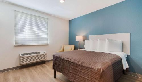 Queen Room  with Roll-In Shower - Disability Access/Non-Smoking