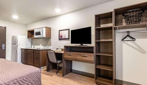 Queen Room  with Roll-In Shower - Disability Access/Non-Smoking