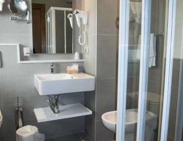 Lateral sea view Classic Double Room with Balcony and pool access
