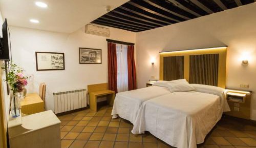 Twin Room with Private Bathroom