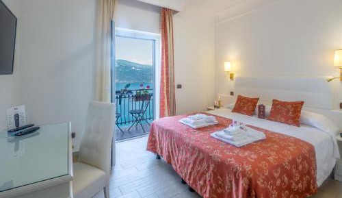 Superior Double Room with Balcony and Lake View