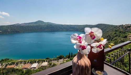 Classic Double Room with Balcony and Lake View