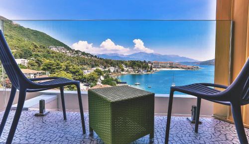 Deluxe Double Room with Balcony and Side Sea View