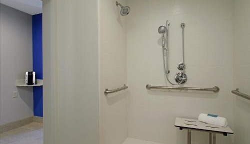 King Room - Hearing Accessible - Roll-in Shower