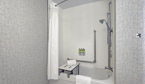 Standard Queen Room with Two Queen Beds and Mobility Accessible Tub