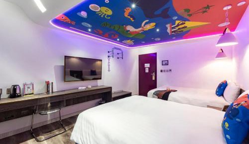 Deluxe Family Room with Bathtub