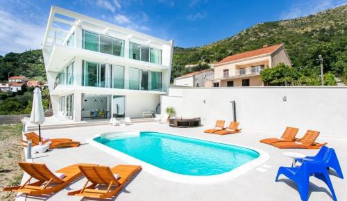 Five-Bedroom Villa with Private Pool and Sea View
