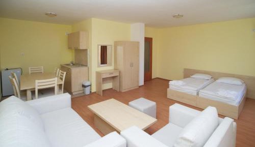 Superior One-Bedroom Apartment with Balcony (8 Adults)
