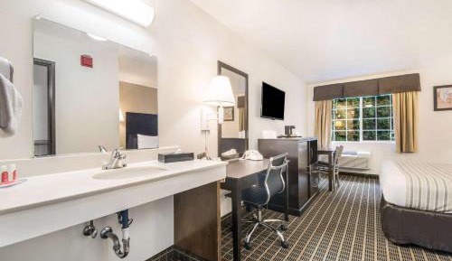 Queen Room - Accessible/Non-Smoking