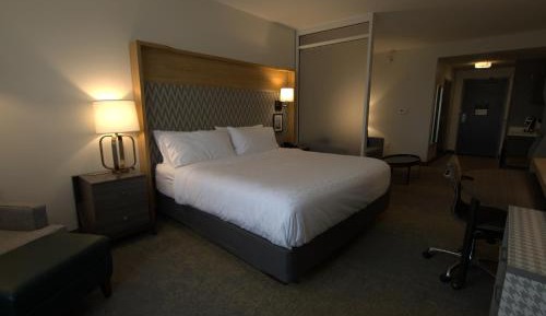 Suite - Hearing Accessible - Non-Smoking