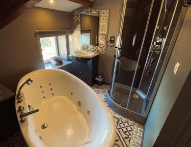 Baroque (Double Room with Spa Bath and Shower)