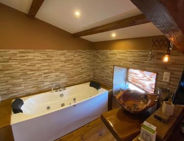 Rustique (Double Room with Spa Bath)
