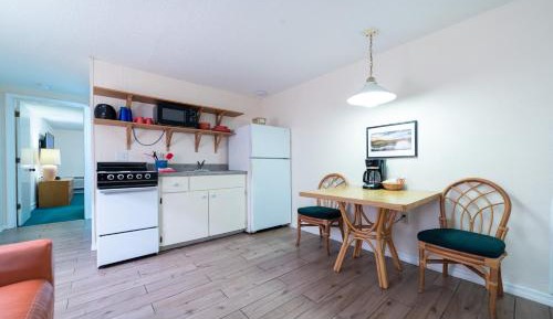 King Bed with Kitchen