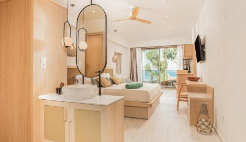 Deluxe Suite with Sea View