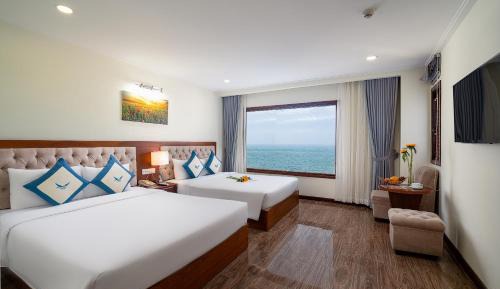 Family Room with Sea View