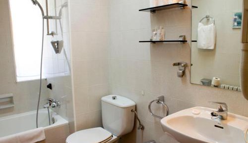 Family Room (2 Adults + 2 Children)