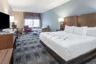 King Room with Bath Tub - Mobility Accessible/Non-Smoking