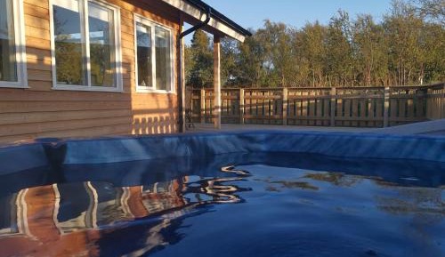 Three-Bedroom Cottage with Hot Tub