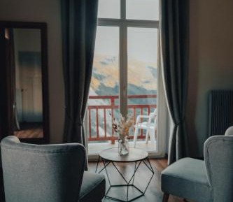 Family Room with Mountain View