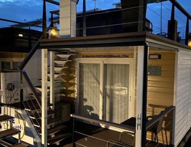 Floating House "Blue Moon"