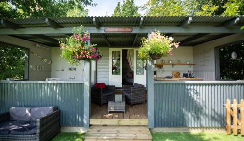 Bishy Barney Bee - Shepherd Hut