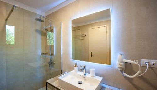 Comfort Triple Room with Shared Pool