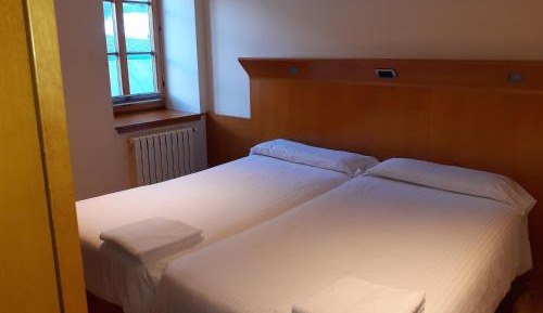 Standard One-Bedroom Apartment (5 Adults)