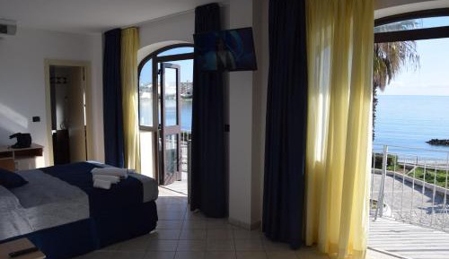 Deluxe Double Room with Balcony and Sea View