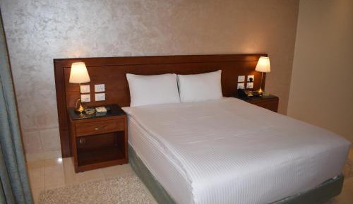 Deluxe Queen Suite