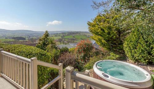 Clifftop Lodge with Hot Tub