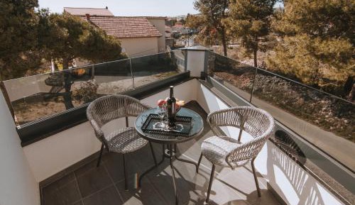 Deluxe One-Bedroom Apartment with Balcony 