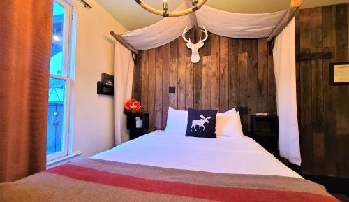 Queen Room with Shared Bathroom