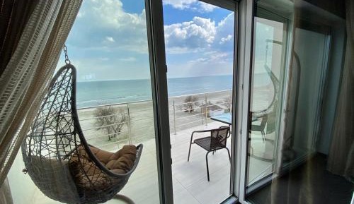 Family Room with Front Sea View 