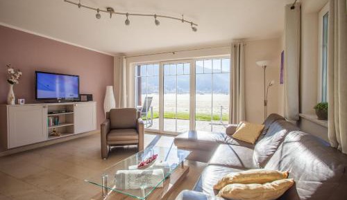 Apartment with Mountain View