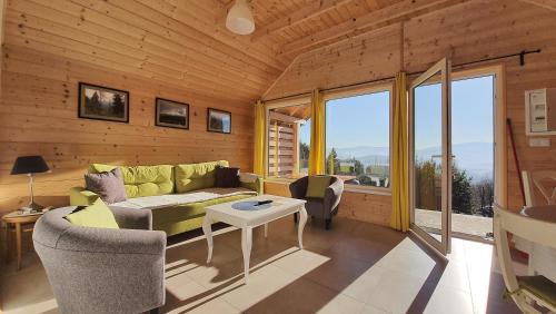 Apartment with Mountain View