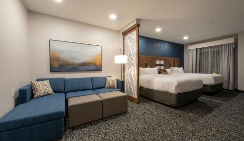 Queen Suite with Two Queen Beds - Golf Course View