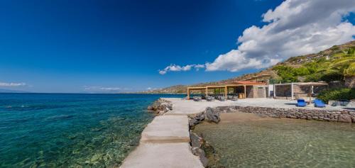 Deluxe Double Room with Side Sea View
