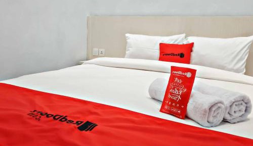 RedDoorz Deluxe Room
