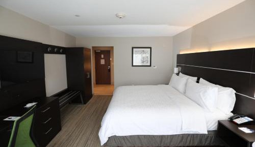 Standard King Room with Roll-In Shower - Mobility Access