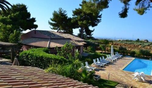 Deluxe Two-Bedroom House with Garden View