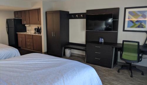 Queen Suite with Two Queen Beds and Dining Area