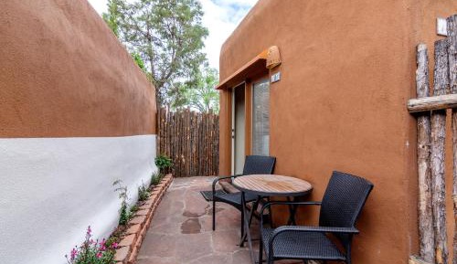 Queen Room with Two Queen Beds with Patio - Pet-Friendly