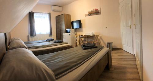 Deluxe Room (2 Adults + 1 Child)