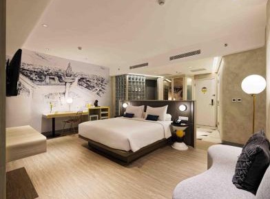 Yello Suite Room