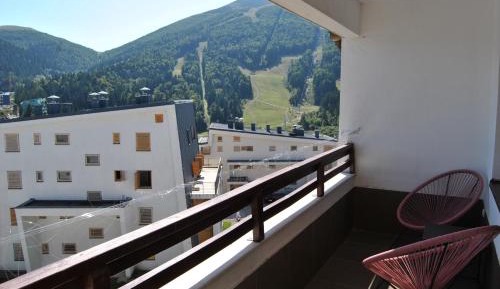 Apartment with Mountain View