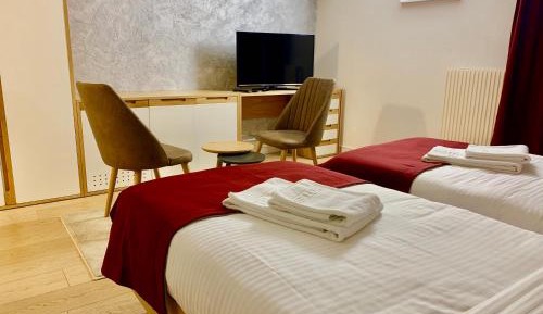 Deluxe Double Room (2 Adults + 1 Child)