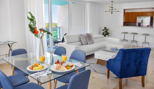 Corner Bayview Master Suite 2 Bedroom 2 Bath and Kitchen